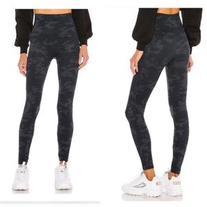Spanx Look At Me Now Leggings in Black & Gray Camouflage Print. Small